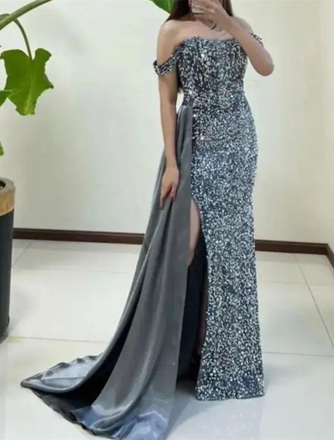 Vestido de noche de sirena/trompeta con brillo y destellos, vestido de corte navideño, sin mangas, hombros descubiertos, con lentejuelas y abertura con lentejuelas